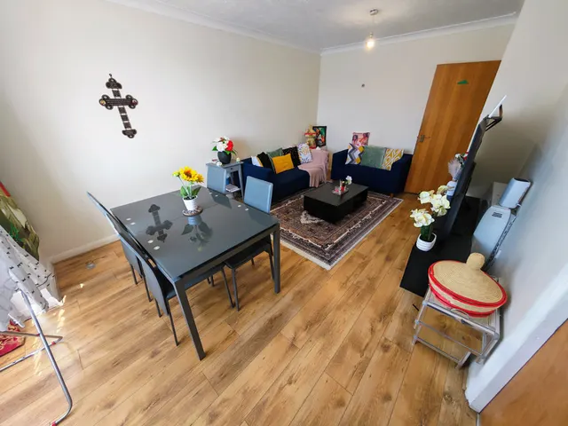 Frensham Close, Southall, UB1, photo 3