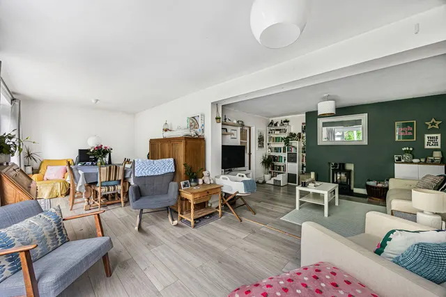Photo 3 — Burford Close, Marlow, SL7 3NE