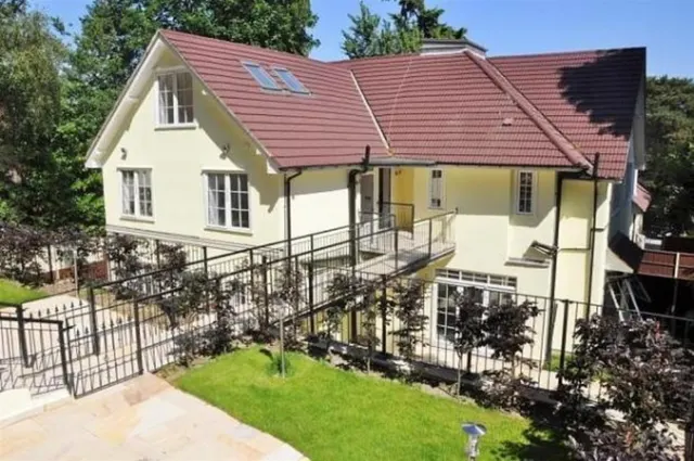 Camberley, Surrey, photo 1
