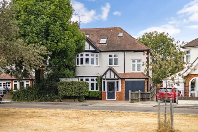 Wellesley Crescent, Twickenham, TW2, photo 1