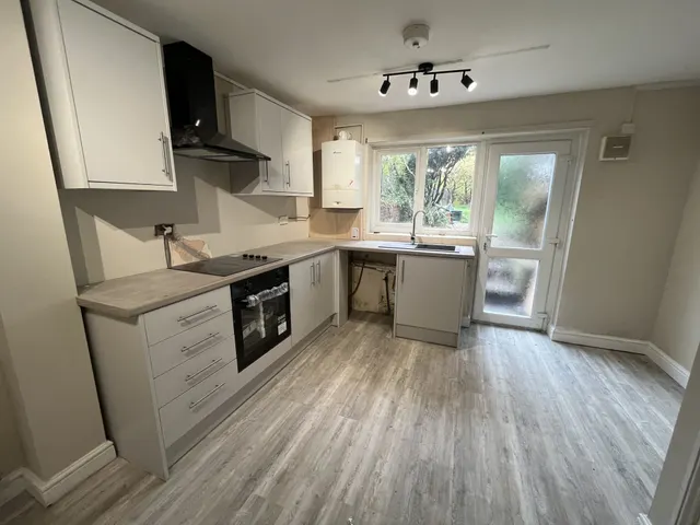 Hurcott Road, DY10, photo 1