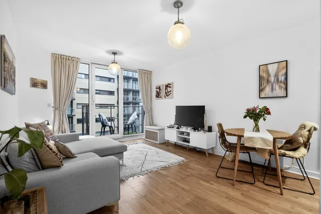 Queenstown Road, London, SW11, photo 3