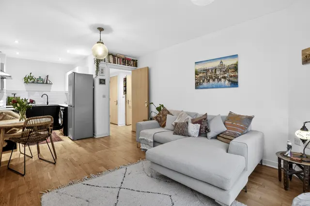 Queenstown Road, London, SW11, photo 2