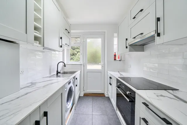 Photo 3 — 7 Twyford Court, Twyford Avenue, London