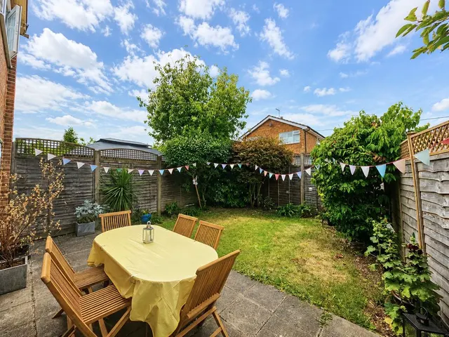 Woodside Avenue, Flackwell Heath, HP10, photo 3