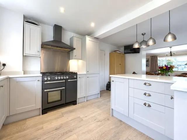 Woodside Avenue, Flackwell Heath, HP10, photo 2