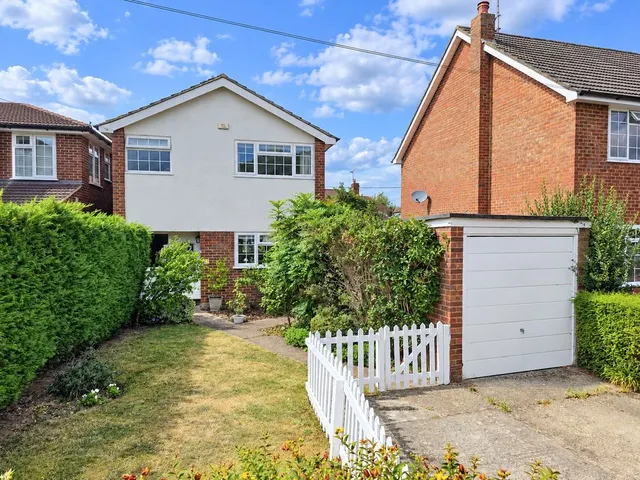 Woodside Avenue, Flackwell Heath, HP10, photo 1