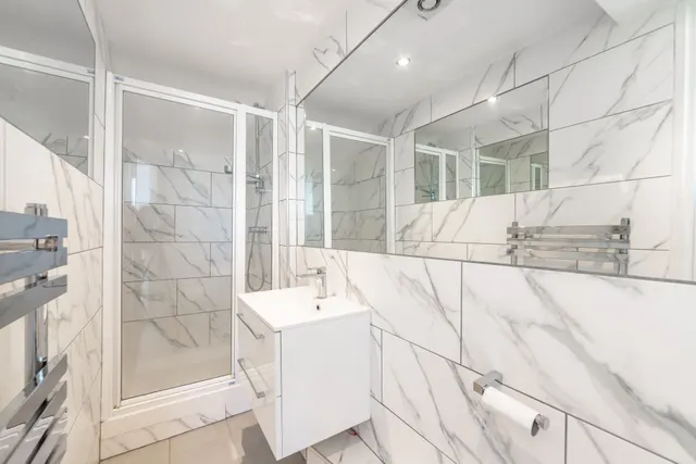 Photo 2 — Flat 4, 12 Mansfield Road, London