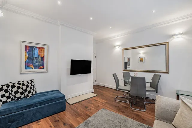 Photo 3 — Flat 1, 35b Kensington High Street, London