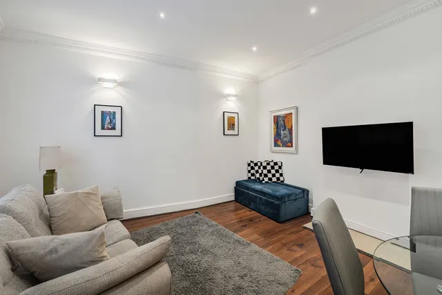 Photo 2 — Flat 1, 35b Kensington High Street, London