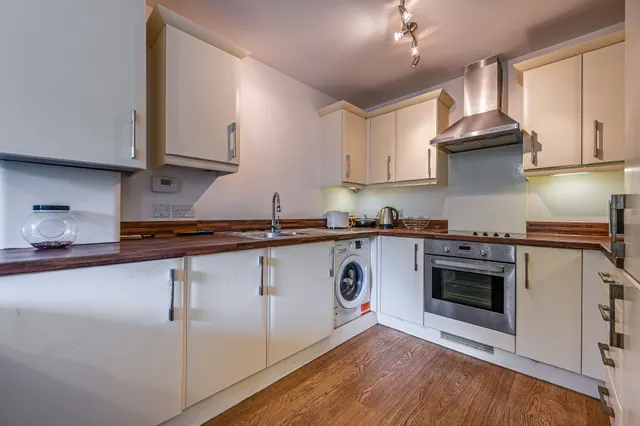 Photo 3 — Flat N, 70 Barlborough Street, London