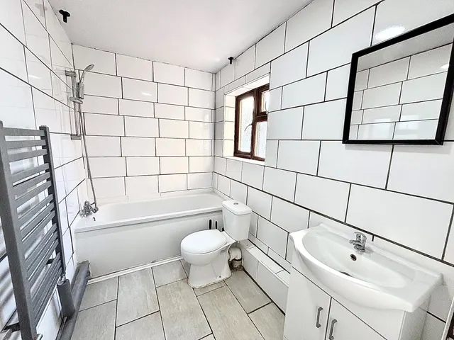 Alexandra Road, East Ham, E6 6HB, photo 1