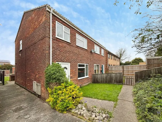 Photo 2 — Rocher Close, Westbury