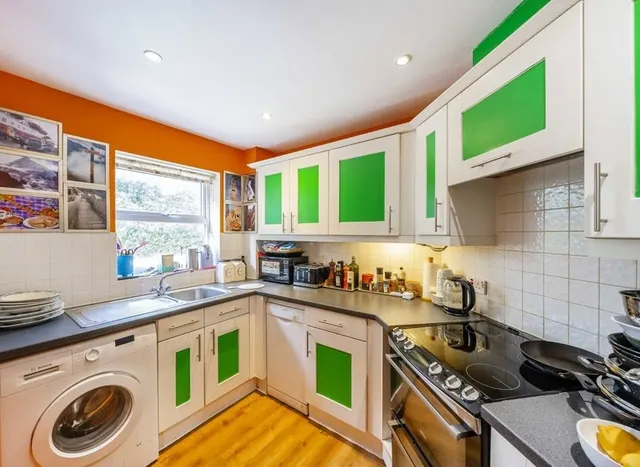 International Way, Sunbury-On-Thames, TW16, photo 2