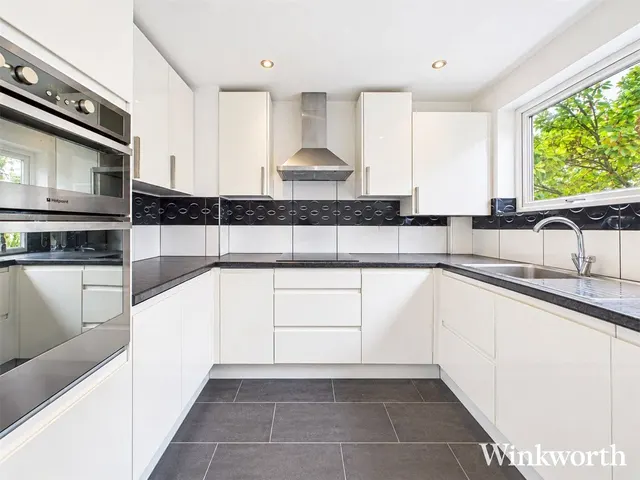 Deena Close, London, W3, photo 2