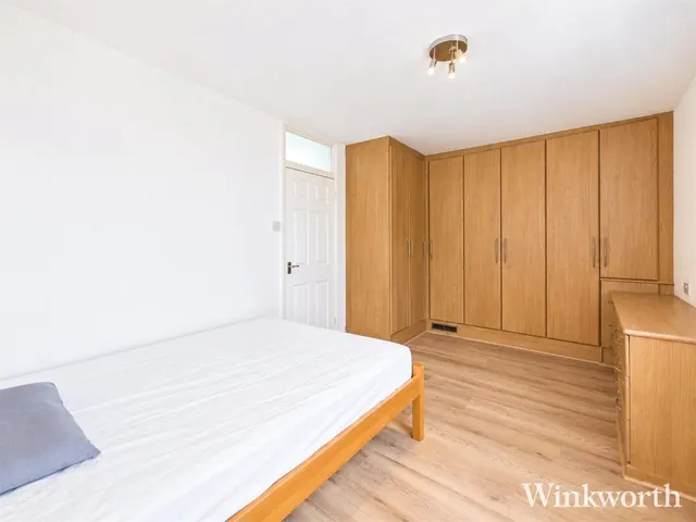 Deena Close, London, W3, photo 3