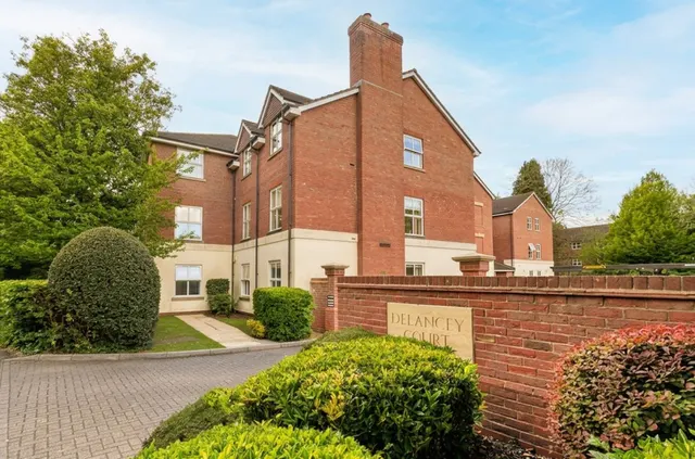 Wimblehurst Road, Horsham, RH12, photo 1