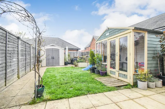 Photo 2 — Unwin Close, Hook, Hampshire, RG27 9FL