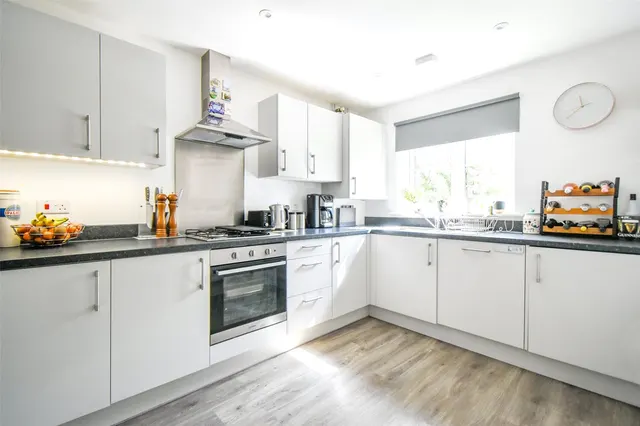Photo 3 — Unwin Close, Hook, Hampshire, RG27 9FL