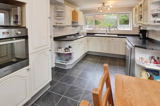 Wellesley Drive, Crowthorne, RG45, photo 3