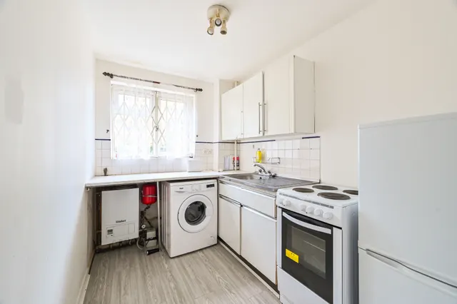 Photo 3 — 3 Parkside Court, 135 Palmerston Road, London