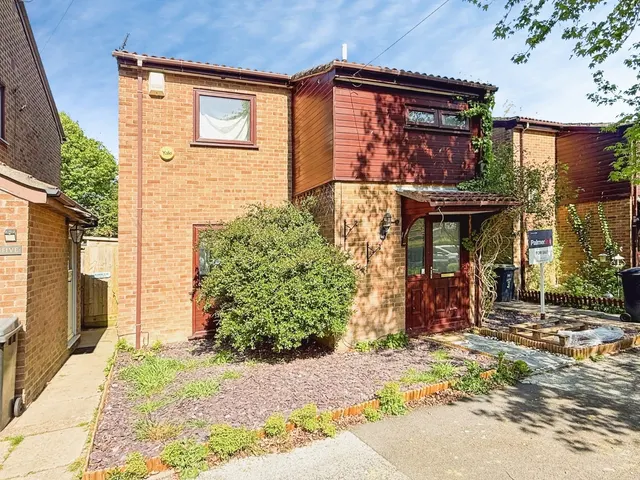 Landford Way, Throop, BH8, photo 1