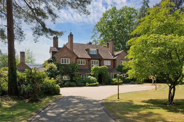 South Ridge, St George's Hill, Weybridge, Surrey, KT13 0NF, photo 1