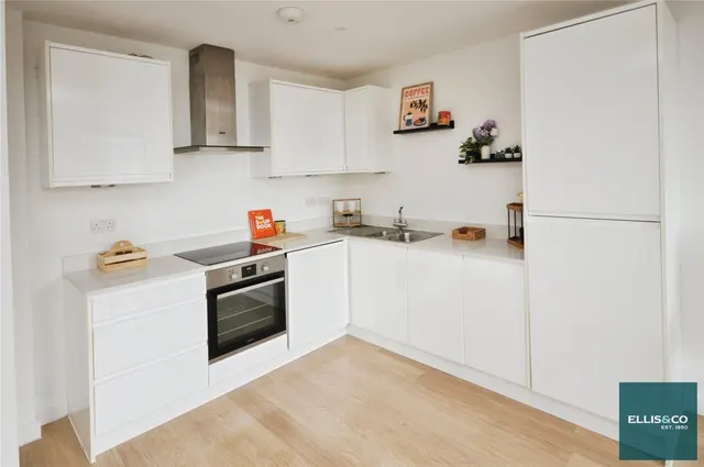 High Road, North Finchley, N12, photo 2