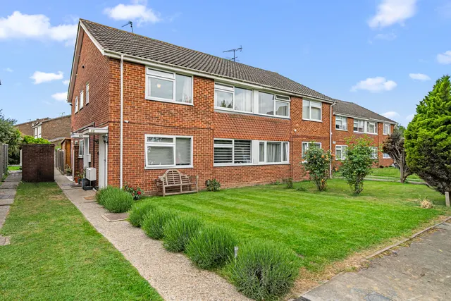 Roakes Avenue, Addlestone, KT15, photo 1