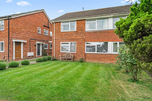 Roakes Avenue, Addlestone, KT15, photo 2