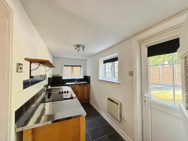 Crown Cottages, Whaddon, SP5, photo 2