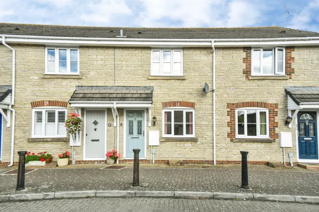 Springfield Drive, Calne, SN11, photo 1