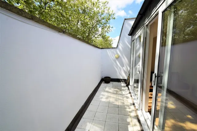 Chiswick High Road, W4, photo 1