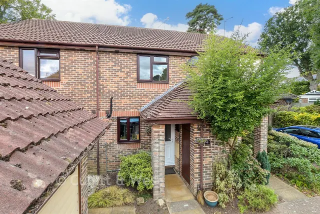 Mount Rise, Redhill, RH1, photo 1