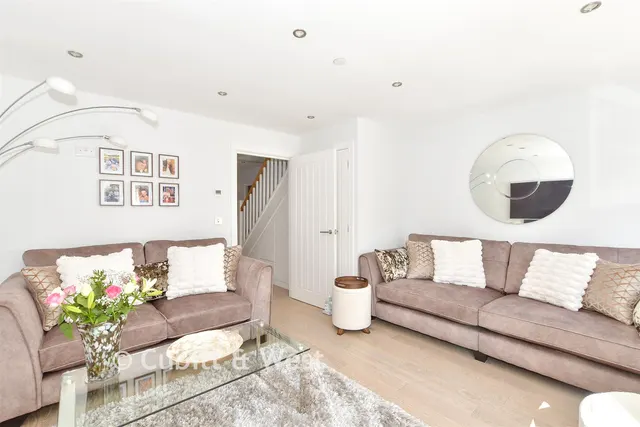 High Street, Lingfield, RH7, photo 3