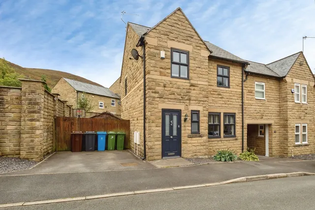 Calico Crescent, Stalybridge, SK15, photo 1
