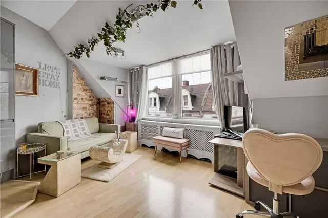Upper Richmond Road West, London, SW14, photo 1