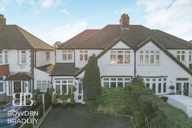 Pettits Lane North, Romford, RM1, photo 1