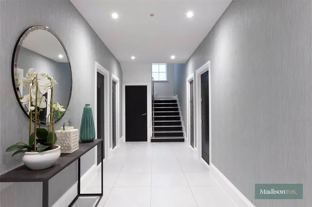 Manor Road, Chigwell, IG7, photo 2