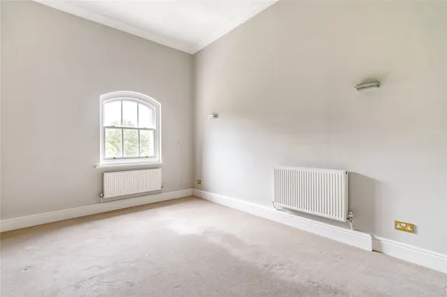 Ellesmere Place, Walton-on-Thames, KT12, photo 2
