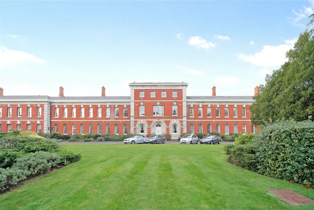 2 bedroom flat, Ellesmere Place, Walton-on-Thames, KT12