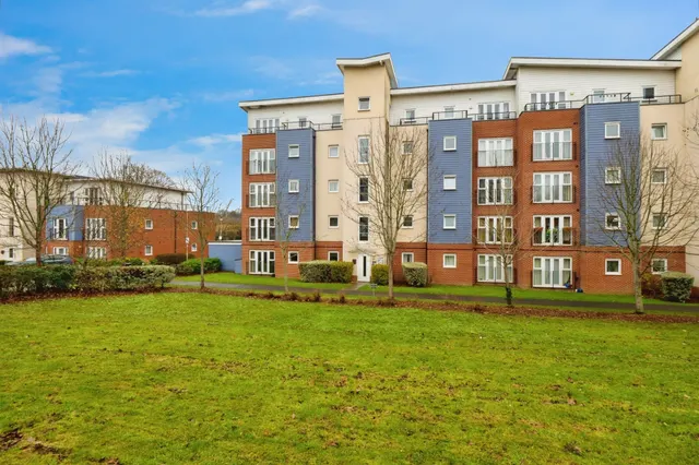 Alexander Square, Eastleigh, photo 1