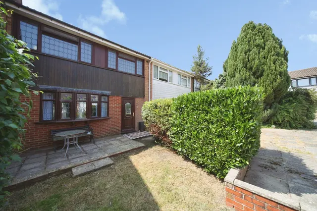 Russell Close, Kensworth, LU6, photo 1