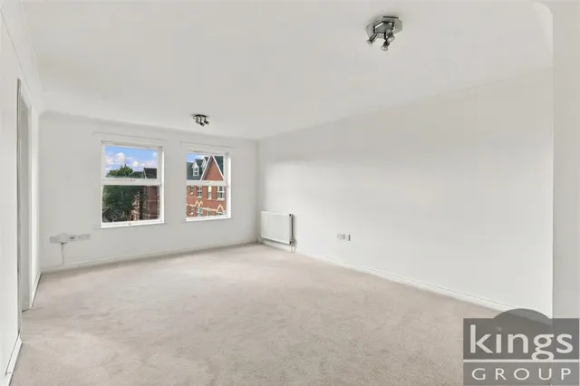 Cobham Close, Enfield, photo 2