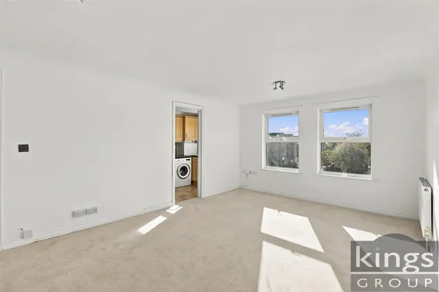 Cobham Close, Enfield, photo 3