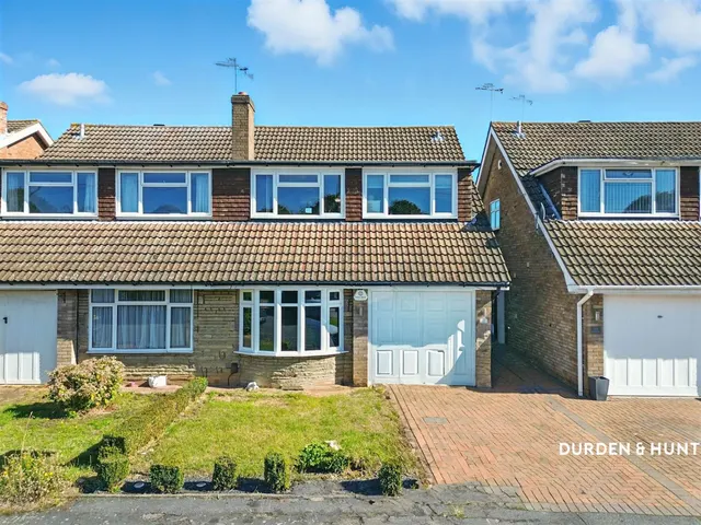 Thorncroft, Hornchurch, RM11, photo 1