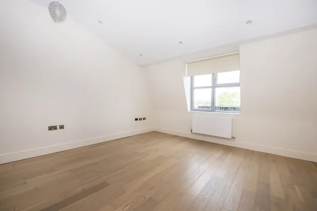 Barnsbury Lane, Surbiton, KT5, photo 2