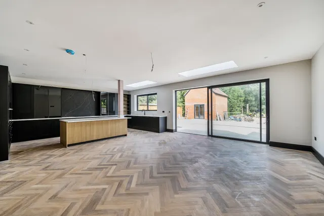 182 Connaught Road, Woking, photo 1