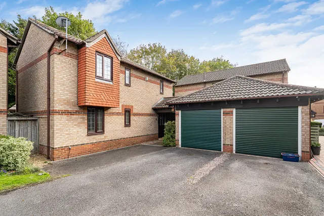 Pine Close, Bicester, photo 1