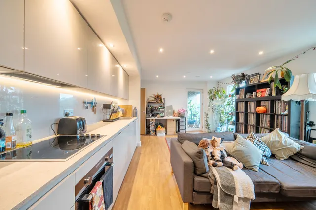 Photo 3 — Flat 8, Kew Court, LONDON